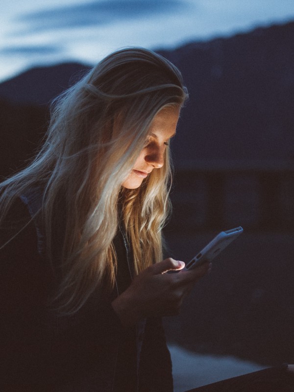 Frau liest etwas auf ihrem Smartphone