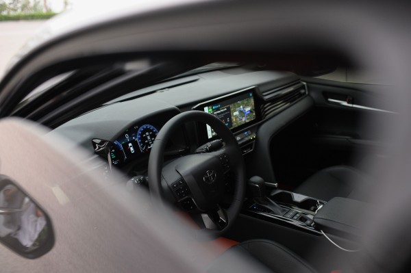 Innenraum eines modernen Fahrzeugs mit digitalem Cockpit und Navigationsdisplay