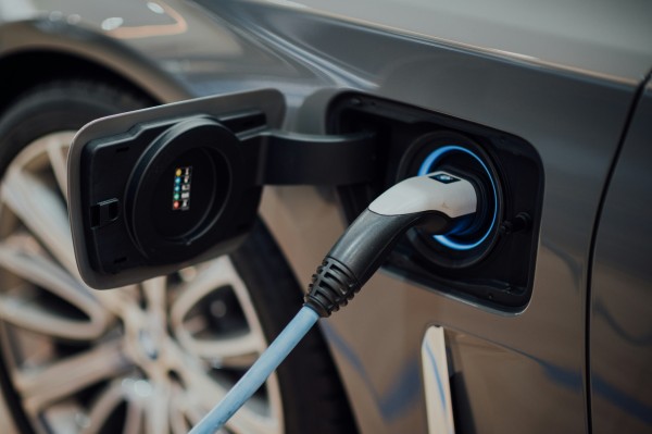 Elektroauto wird an einer Ladestation geladen – Elektromobilität bei define_media