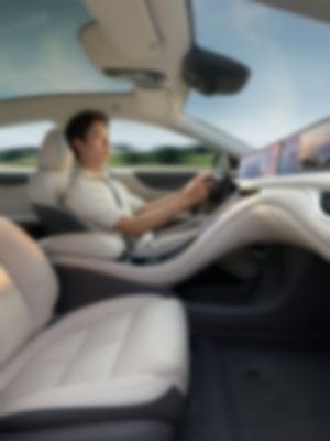 Fahrer in einem modernen Fahrzeug mit digitalem Cockpit – Automotive bei define_media